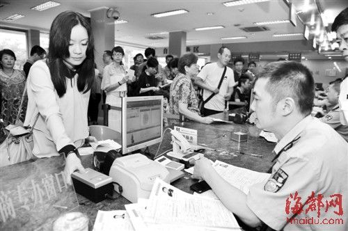 记者体验新护照办理手续