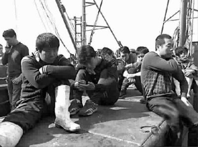 被扣船员13天来第一次见到太阳