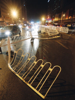 开车送女友去医院抢救临到医院翻车女友被甩出……