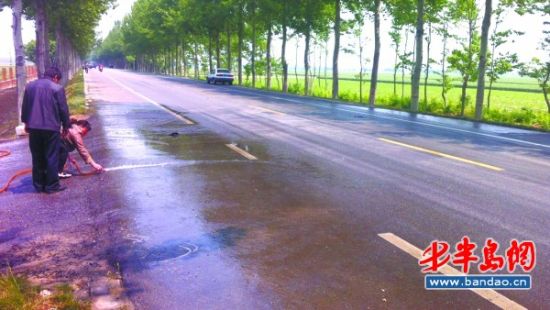 平度赵戈庄一轿车钻进半挂车厢底致两死两伤