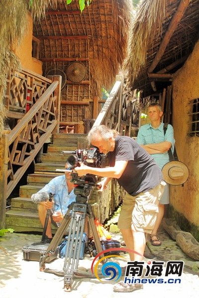 德国北部电视台到海南槟榔谷景区拍摄黎族风情