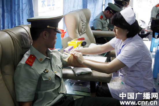 海南海警开展“争当献血英雄让爱无限传递”献血活动