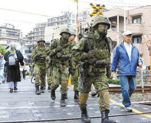 日本自卫队特种部队大摇大摆地行进在东京街头