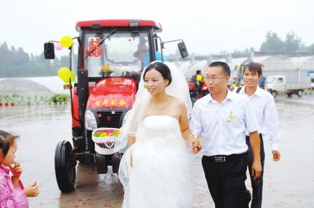 "穿梭于酒席间敬酒的卢勇,不忘向客人展示有机农业的前景.