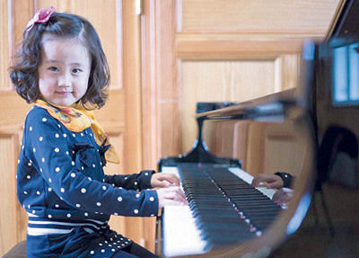 4岁中国女孩英国公学中国语言中心表演钢琴独