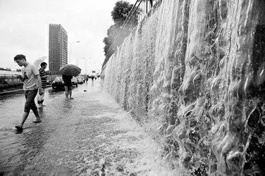 杭州遭遇暴雨 道路现瀑布