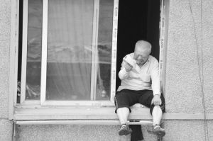 帮儿讨债老人窗台上坐7小时