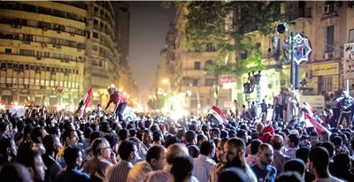 埃数万人示威向军方施压