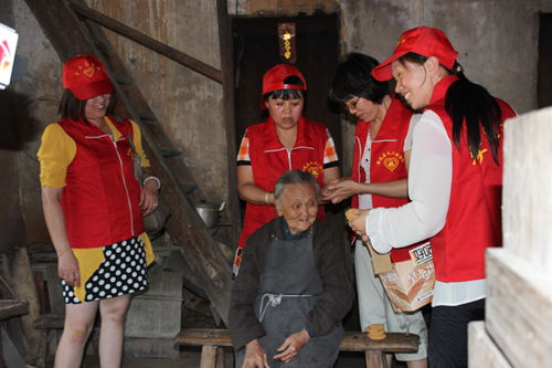 江西安远县侨联开展结对帮扶“空巢”老人活动