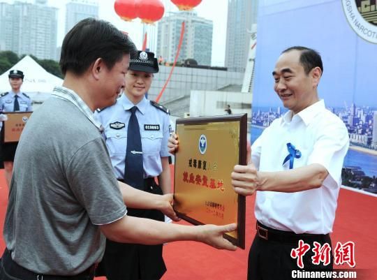 长沙公开焚烧1吨毒品特警荷枪实弹护卫