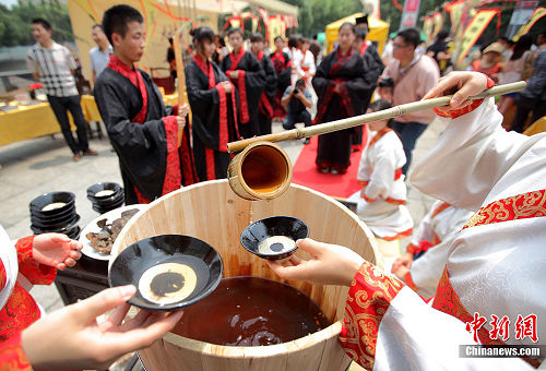 汉服爱好者龙江宝船厂祭古人服艾酒过端午