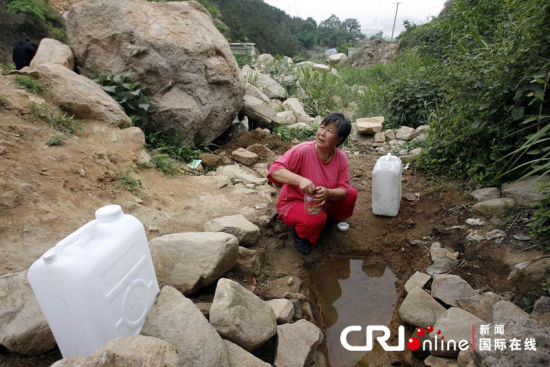 久旱无雨 青岛300多居民山里抠水吃