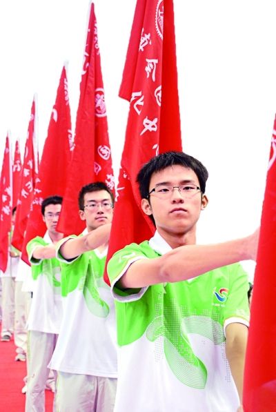 �Ϻ����󡰾����ѧ�ӵ��ഺ����