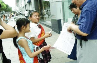 南京12岁脑瘫女孩自办感恩会感谢帮她一路走来的好心人