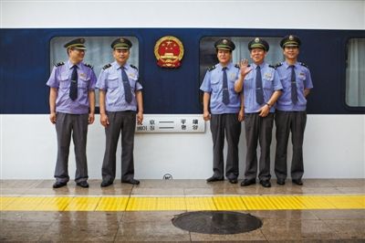 列车行驶在鸭绿江两岸