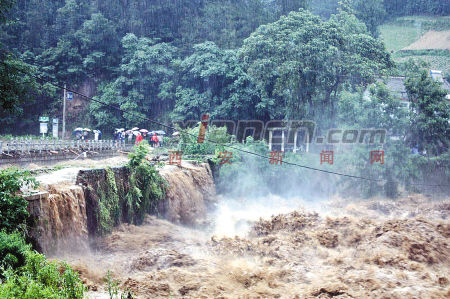 南郑牟家坝镇遭特大洪灾 不到5分钟房屋进水已