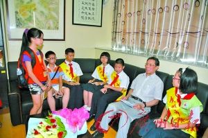 小记者走进社区参与“垃圾分类”