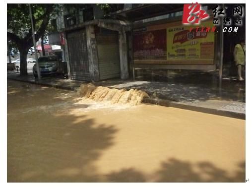 湘潭市潭下路水管突然爆裂维修人员迅速抢修