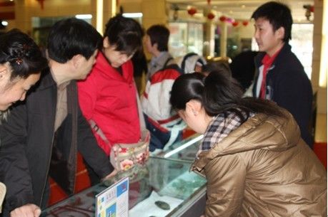 “全民爱—翠韵镯语”翡翠赌石及成品保真展销会盛大开幕