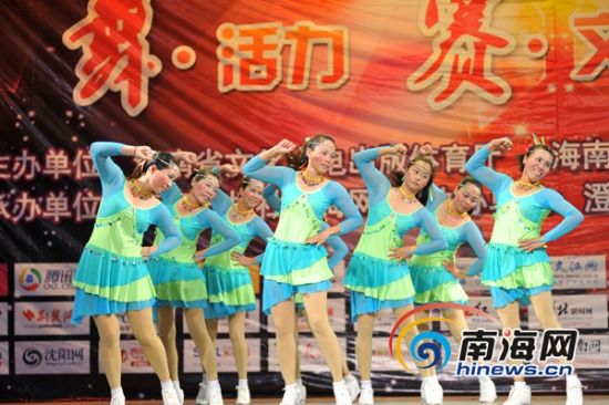 澄迈东水港健身操队:白天随丈夫打渔晚上排练