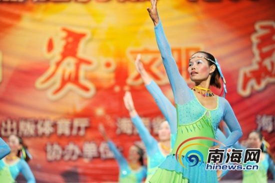 澄迈东水港健身操队:白天随丈夫打渔晚上排练