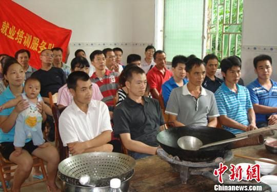 广西桂林市侨联开展农村就业培训服务活动