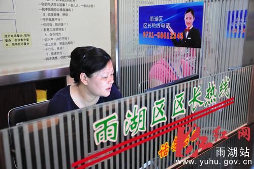 刘永珍接听“区长热线”听民声