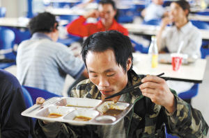 每天有2000市民在昆明政务中心餐厅就餐,实惠