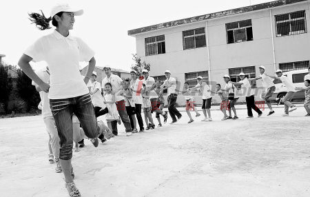 志愿者与高陵火箭小学留守儿童跳起了欢快兔子舞
