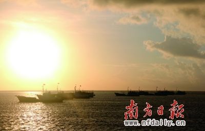 海南南沙捕捞船队抵渚碧礁 谱写夕阳渔舟唱晚