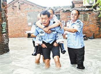 暴雨无情人有情