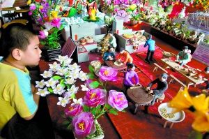 黄埔巧姐昨起摆“七娘”斗巧