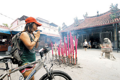 “踏”出梦想 大马华裔女生单骑环绕大马半岛