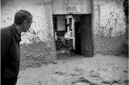 数十吨烂泥堵门 如同小型泥石流