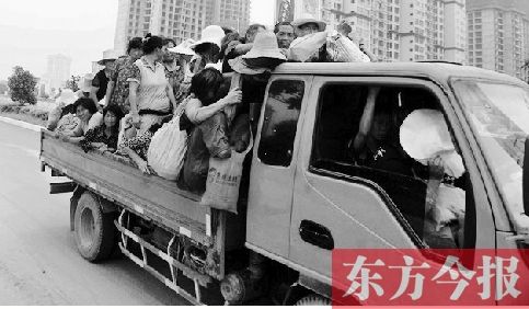 这样乘车让看者都直冒汗