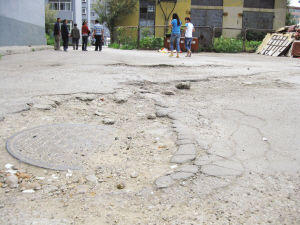 小区柏油路露土风一吹满院扬灰