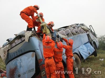 内蒙古正蓝旗境内发生客车翻车事故致4死33伤