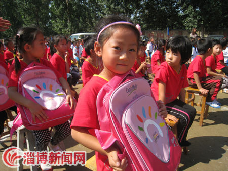 2012凯德商用中国我的第一个书包大型公益活