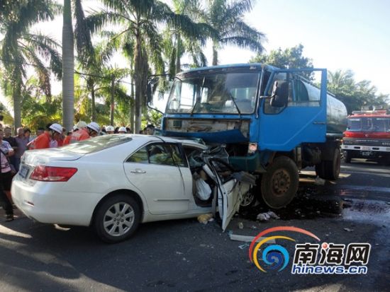 琼海:一洒水车与凯美瑞轿车迎面相撞 致3死1伤