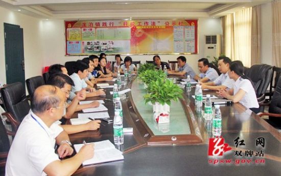 双牌县委书记吴巨培深入泷泊镇调研干部作风