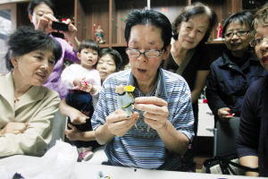 面塑大师进社区教你“捏面人”