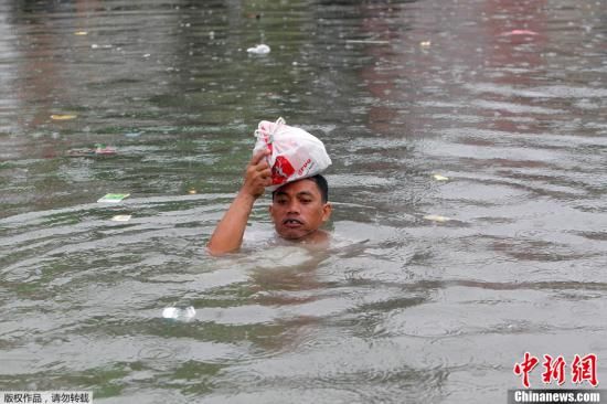 菲律宾遭台风三巴袭击 一人死亡首都被淹