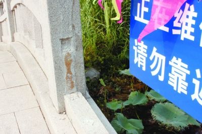 玄武湖一处石拱桥栏杆不翼而飞