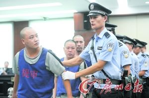 买通局长副局长连打带砸收保护费