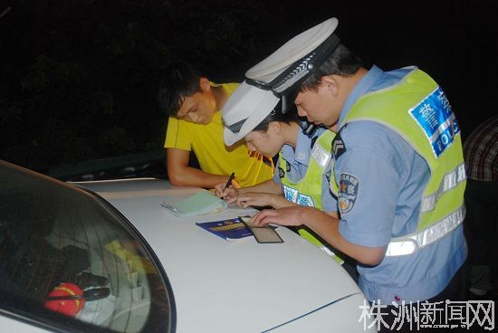 高速遮挡号牌被抓现场货车司机还千般抵赖万般辩解