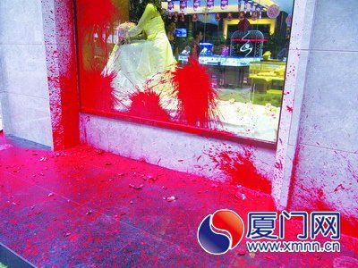 珠宝店遭袭被喷漆