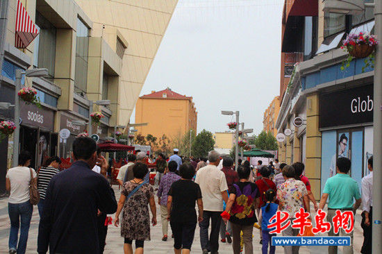 万达广场开门迎客李沧打造半岛最大“购物天堂”