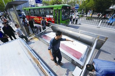 公交候车亭一头“栽倒”砸伤五人