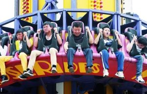 58岁阿伯挑战跳楼机,4小时连坐108次