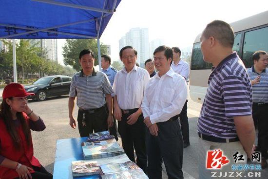 刘泽友正在看望火车站广场为游客服务的青年志愿者